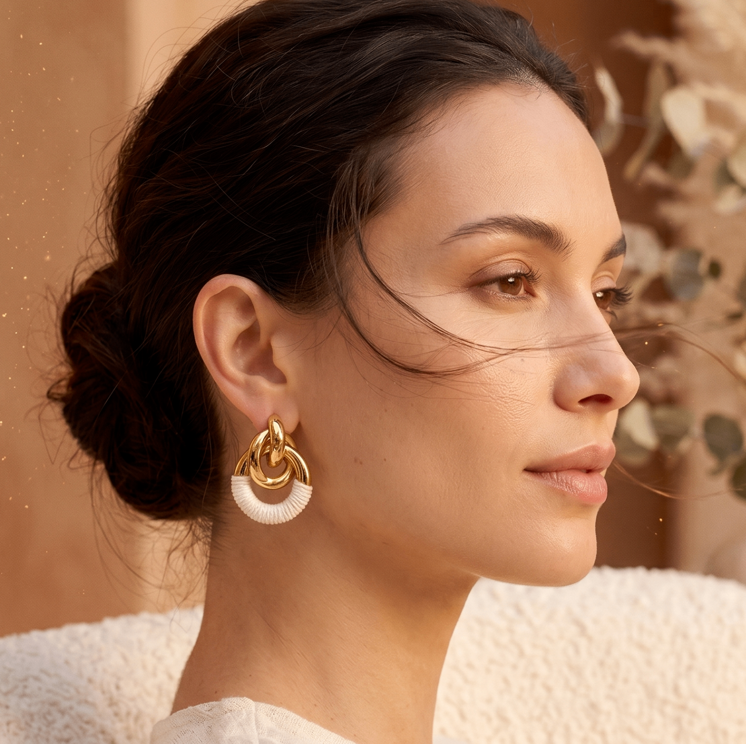 Modèle AVA portant des boucles d'oreilles